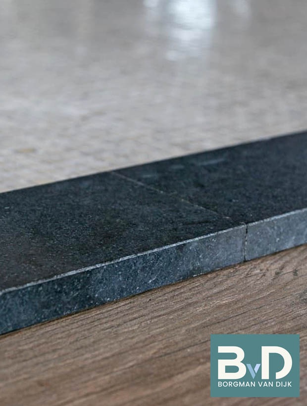 Belgisch Hardsteen binnendorpel 105x7x2 cm gezoet, facet geslepen