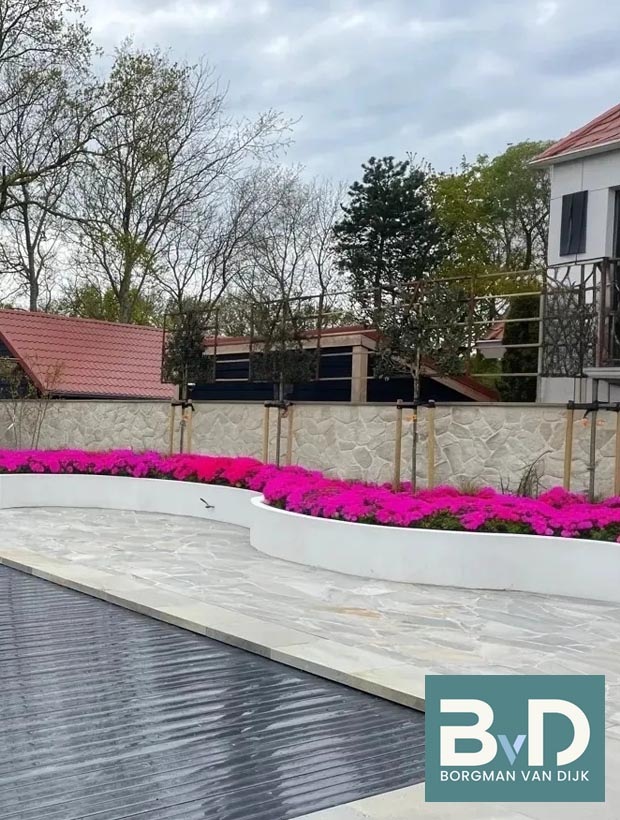 Brasil Green Flagstones bloemen poolhouse zwembad Borgman van Dijk