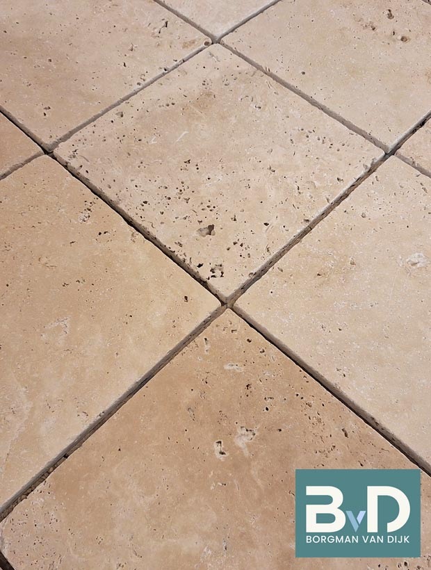 Estrikken Boerenplavuizen Classic Travertin 20x20x1 cm Getrommeld Vloertegels