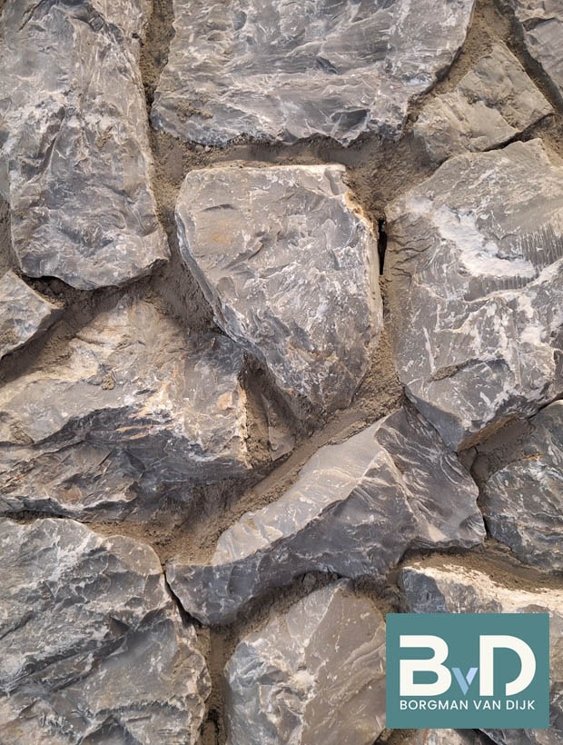 Rocks Grey steenstrips 3-5 cm dik breukruw € 69,95 p/m2 natuursteen steenstrips / brokken afkomstig uit Griekenland.