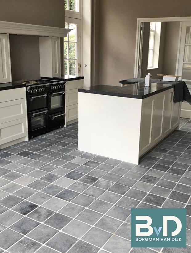 Vietnamees hardsteen 20x20x2 cm gezaagd / getrommeld Vloertegels