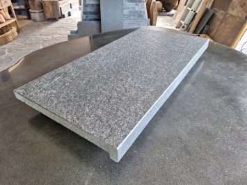 Zwembadrand Basalt 80x40x3/5 cm haakse neus gezoet