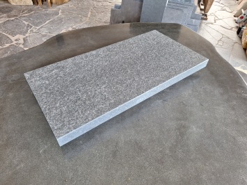 Zwembadrand Basalt 80x40x3/5 cm haakse neus gezoet