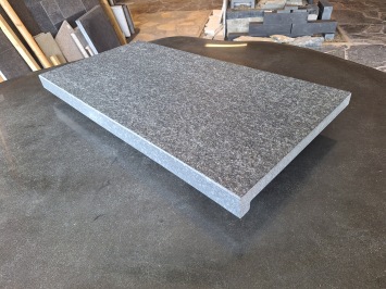 Zwembadrand Basalt 80x40x3/5 cm haakse neus gezoet