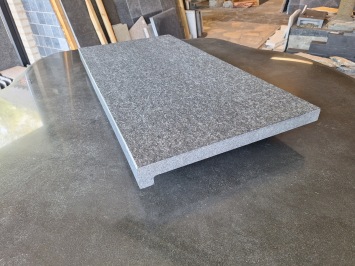Zwembadrand Basalt 80x40x3/5 cm haakse neus gezoet