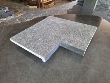 Binnenhoek Basalt 60/60x40x3/5 cm haakse neus gezoet