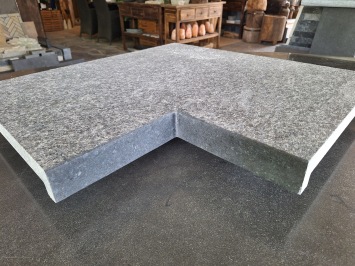 Binnenhoek Basalt 60/60x40x3/5 cm haakse neus gezoet