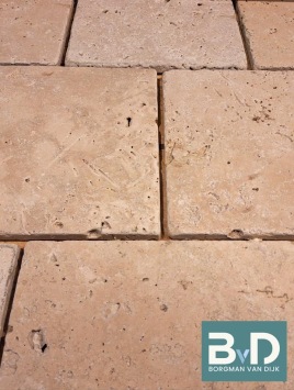 Estrikken Boerenplavuizen Classic Travertin 20x20x1 cm Getrommeld