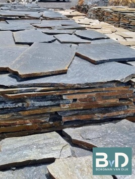 Karystos Black Flagstones formaat 3-5cm dik terrastegels voorraad2 Borgman van Dijk