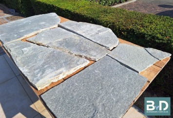 kavala grey xxl flagstones grootformaat-2-3-5-cm closeup terrastegels tafel.jpg