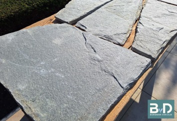 kavala grey xxl flagstones grootformaat-2-3-5-cm closeup terrastegels tafel1.jpg