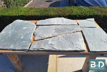 kavala grey xxl flagstones grootformaat-2-3-5 cm closeup terrastegels tafel2.jpg