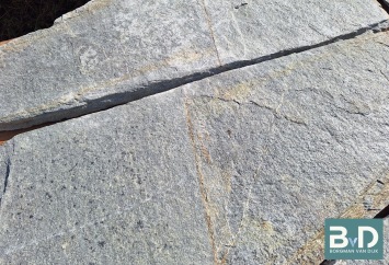 kavala grey xxl flagstones grootformaat-2-3-5-cm closeup2 terrastegels breed.jpg